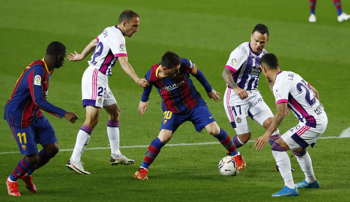 Striker Barcelona, Lionel Messi, berusaha melewati pemain Real Valladolid pada laga Liga Spanyol di Stadion Camp Nou, Selasa (6/4/2021). Barcelona menang dengan skor 1-0. (AP Photo/Joan Monfort)