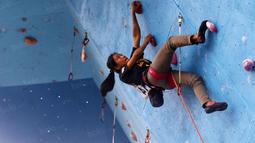 Atlet Panjat Tebing Jawa Tengah berusaha mencapai puncak pada  kategori Lead Cabang Panjat Tebing PON XIX Jabar 2016 di Cikole, Bandung, Minggu (18/9/2016). (Bola.com/NIcklas Hanoatubun)