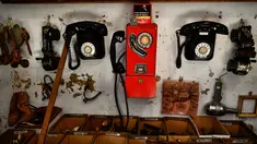 Telepon tua dan barang antik lainnya dipajang di toko milik Manuel Mosquera di "Pulgas' Market'' di Pamplona, Spanyol utara, (2/3). (AP Photo/Alvaro Barrientos)