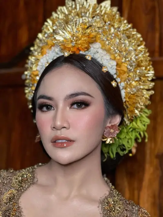 Mahalini tampil memesona pancarkan aura wanita Bali saat acara adat jelang pernikahannya. Ia tampil dengan makeup glam naturalnya.  [@ochiipramita]