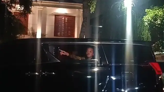Ketua Umum Partai Golkar Bahlil Lahadalia terlihat meninggalkan kediaman Presiden RI yang juga Ketua Umum Partai Gerindra, Prabowo Subianto, di Kertanegara, Jakarta.