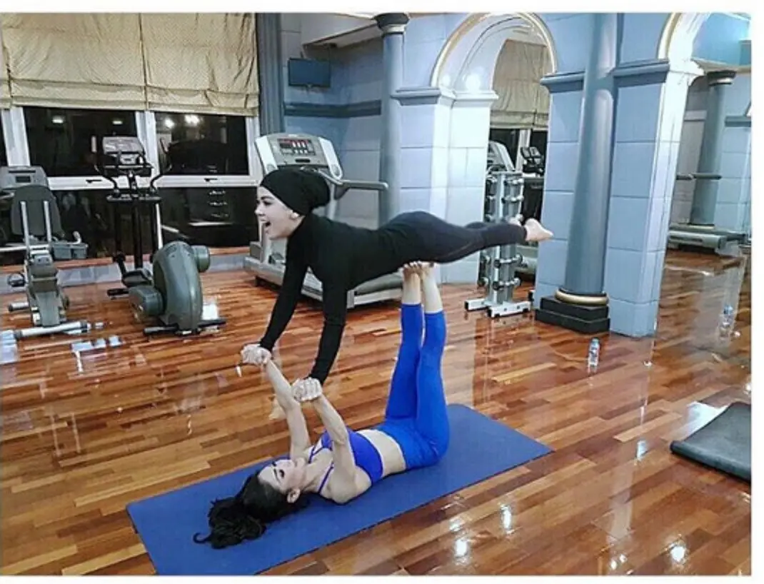 Sambil berolahraga, Syahrini mengenakan turban. (Instagram @princessyahrini)