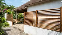 9 Ide Pagar Bambu Alami yang Bikin Rumah Terlihat Hangat dan Menawan