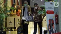 Kepala Badan Pertanahan Nasional (BPN) Jakarta Timur, Sudarman Harjasaputra (kanan) bersama istrinya usai menjalani pemeriksaan klarifikasi Laporan Harta Kekayaan Penyelenggara Negara (LHKPN) di Gedung Komisi Pemberantasan Korupsi (KPK), Selasa (21/3/2023). (Liputan6.com/Helmi Fithriansyah)