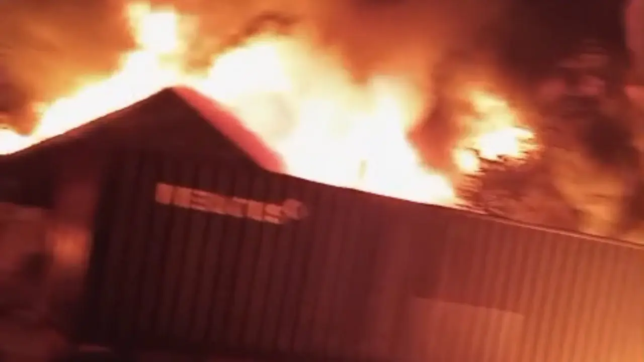 Pabrik sandal Swallow terbakar. (Liputan6.com/Reza Efendi)