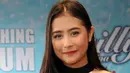 Artis sinetron Prilly Latuconsina berpose usai merilis album perdananya bertajuk Sahabat Hidup di kawasan Lenteng Agung, Jakarta, Rabu (9/3). Album yang berisi sembilan lagu tersebut diproduseri oleh musisi Maia Estianty. (Liputan6.com/Herman Zakharia)