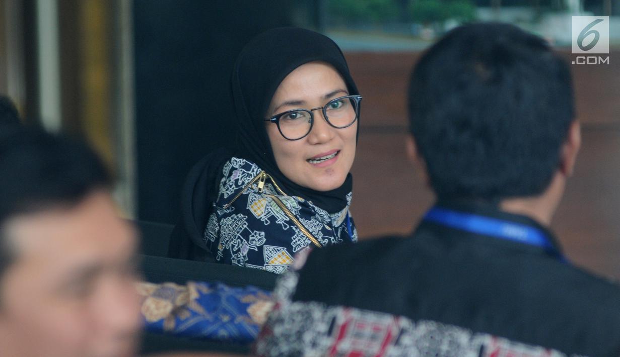 Bupati Lebak Iti Octavia Jayabaya saat mendatangi Gedung KPK di Jakarta, Kamis (15/11). Konsultasi pencegahan yang dilakukan Iti karena maraknya kepala daerah yang terjaring operasi tangkap tangan (OTT). (Merdeka.com/Dwi Narwoko)