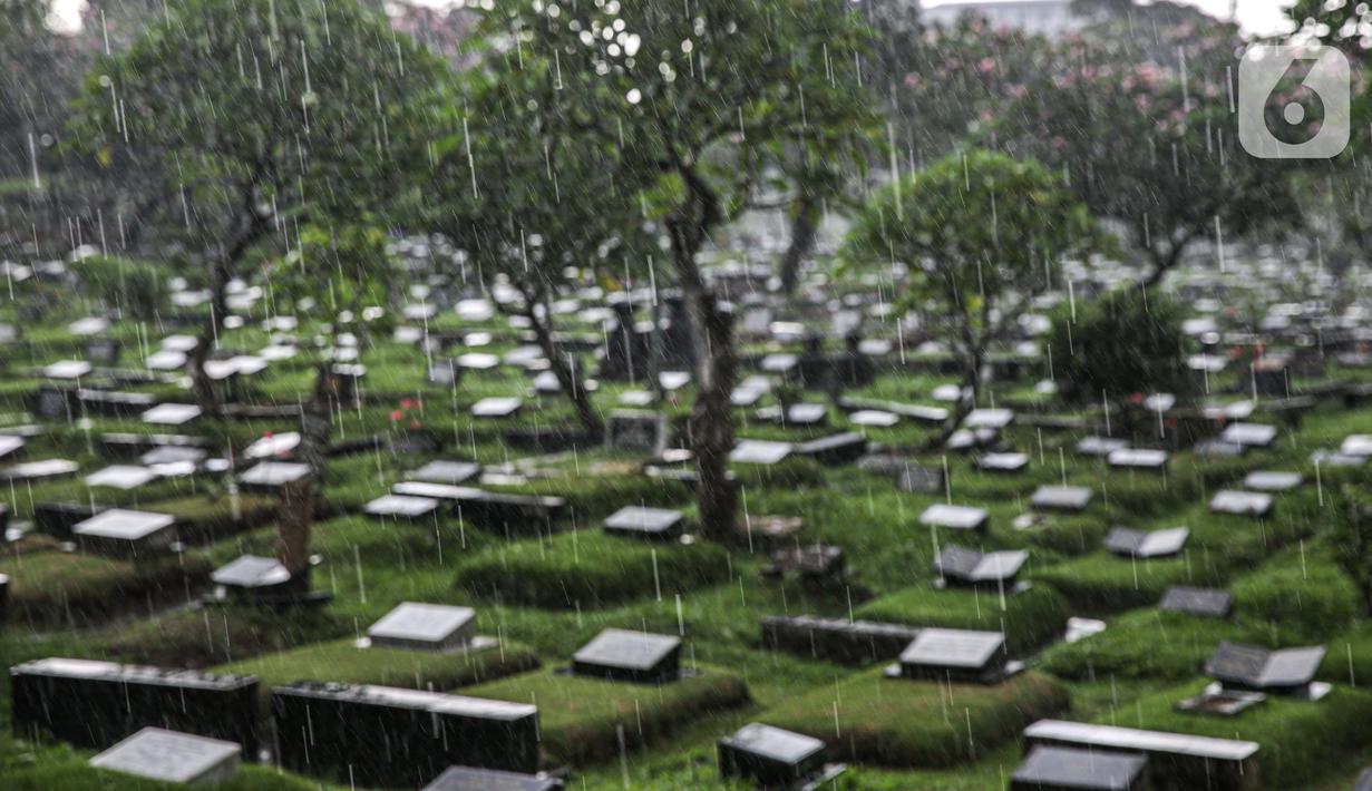 Hujan turun di Tempat Pemakaman Umum (TPU) Karet Bivak, Jakarta, Minggu (27/6/2021). Pemerintah Provinsi DKI Jakarta membatasi aktivitas dan kunjungan ke TPU hingga 5 Juli 2021 untuk menekan penularan COVID-19. (Liputan6.com/Faizal Fanani)