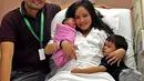 Raut kebahagiaan terpancar dari keluarga kecil ini. Intan Nuraini melahirkan anak keduanya pada Jumat (5/2/2016) dan diberi nama Saliha Zayna Azwan. (Instagram/@intan_nuraini23)