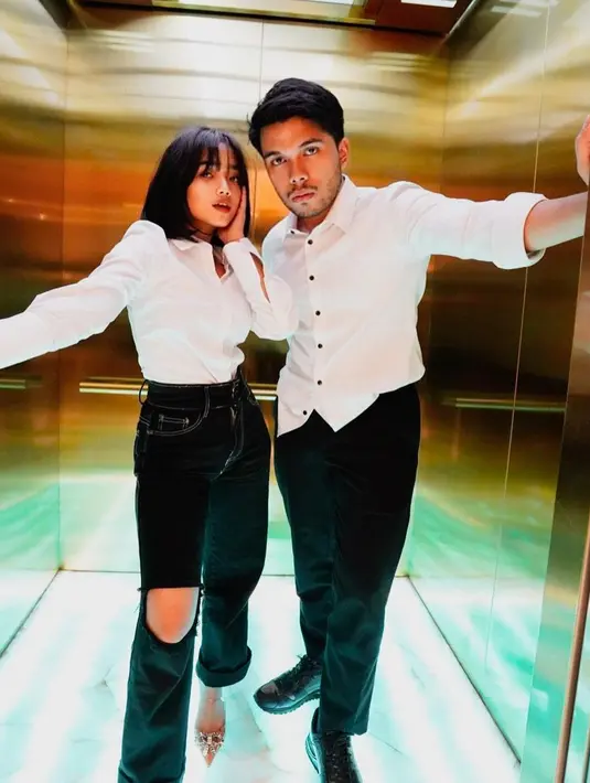 Kemeja putih dan celana hitam juga menjadi tampilan klasik yang selalu trendi dipakai dalam setiap kesempatan (Foto: Instagram @thariqhalilintar)