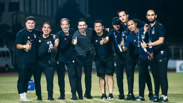 Staf kepelatihan Persik Kediri