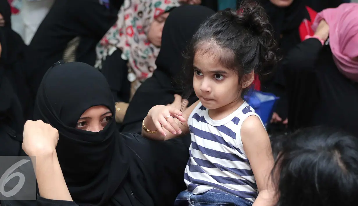 Seorang anak Tenaga Kerja Indonesia saat menunggu di Bandara Soekarno Hatta, Tangerang, Rabu (11/11/2015). Para TKI perempuan tersebut hampir sebagian pulang membawa anak-anak mereka yang wajahnya lucu dan menggemaskan. (Liputan6.com/Angga Yuniar)