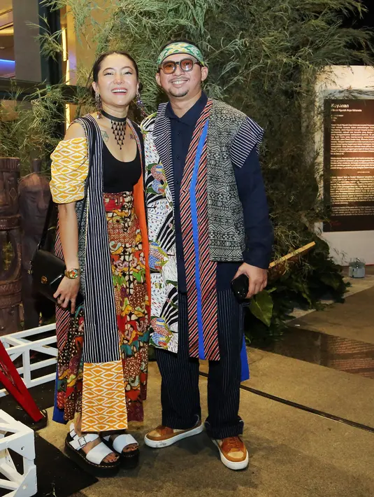 Pasangan Poppy Sovia dan Ahmad Gussaoki juga tampil kompak dengan busana adat yang dikenakan. Tawa mereka lepas saat berada di area venue  JIExpo Theatre, Jakarta pada Sabtu (19/8/2023) tempat berlangsungnya acara. [Foto: Bambang E Ros/Fimela.com]