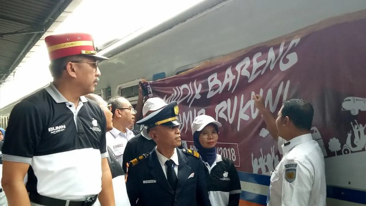 PT Jasa Raharja (persero) berangkatkan 1.216 peserta mudik gratis dengan kereta api. (Yayu Agustini Rahayu/Merdeka.com)