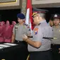 Polda Jatim rotasi 28 pejabat utama dan menggelar acara serah terima jabatan pada Jumat (3/1/2020). (Foto: Liputan6.com/Dian Kurniawan)