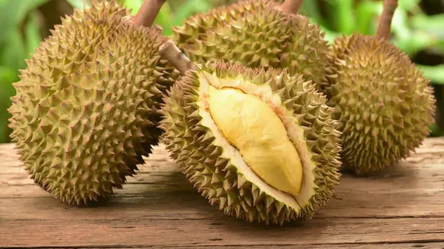 5 Alasan Kenapa Anda Perlu Makan Durian (Taveesak Srisomthavil/Shutterstock)