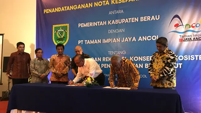 Bupati Berau Muharram dan Direktur Utama PT Impian Jaya Ancol C. Paul Tehusijarana