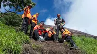 Tim SAR operasi mencari korban jatuh di jurang Gunung Slamet (Liputan6.com / Edhie Prayitno Ige)