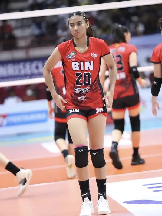 <p>Shintia merupakan Atlet bola voli Jakarta BIN di Proliga 2023. Ia mengenakan jersey BIN berwarna merah dengan short pants hitamnya. Credit: Instagram @shiinntia</p>