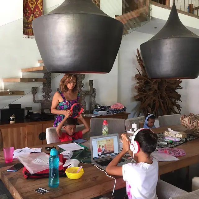 7 Potret Seleb Temani Anak Belajar di Rumah Ini Bikin Salut