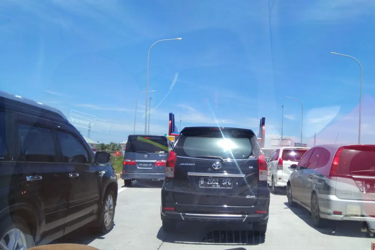 Sejumlah mobil mengantre untuk melintasi gerbang Tol Brebes Barat saat mudik natal