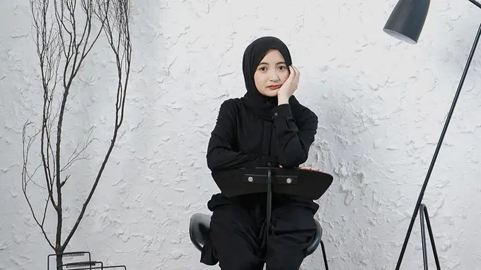 Gaya Arafah Rianti Pakai Outfit Serba Hitam, Curi Perhatian