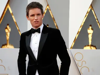 Aktor asal Inggris, Eddie Redmayne, berpose di red carpet Piala Oscar 2016 di Hollywood, California, Minggu (28/2). Eddie masuk dalam nominasi aktor terbaik berkat perannya sebagai seorang transgender di film The Danish Girl. (REUTERS/Lucy Nicholson)