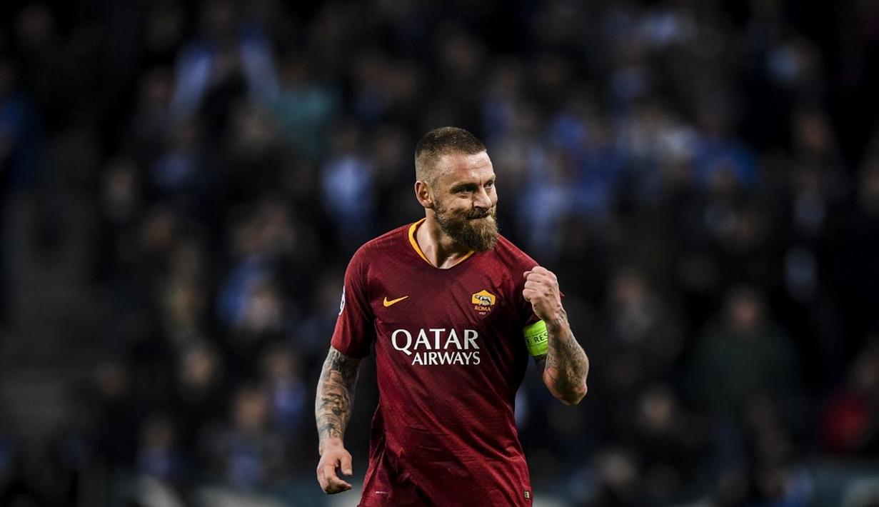 4. Daniele De Rossi (AS Roma) - Kapten AS Roma yang mulai memelihara jenggot dua musim belakangan ini. Penampilan gelandang gaek tersebut sangat cocok dengan tipikal permainannya di lapangan. (AFP/Patricia de Melo)