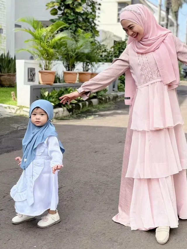 Gaya Ria Ricis Lebaran Tanpa Teuku Ryan. [@riaricis1795]