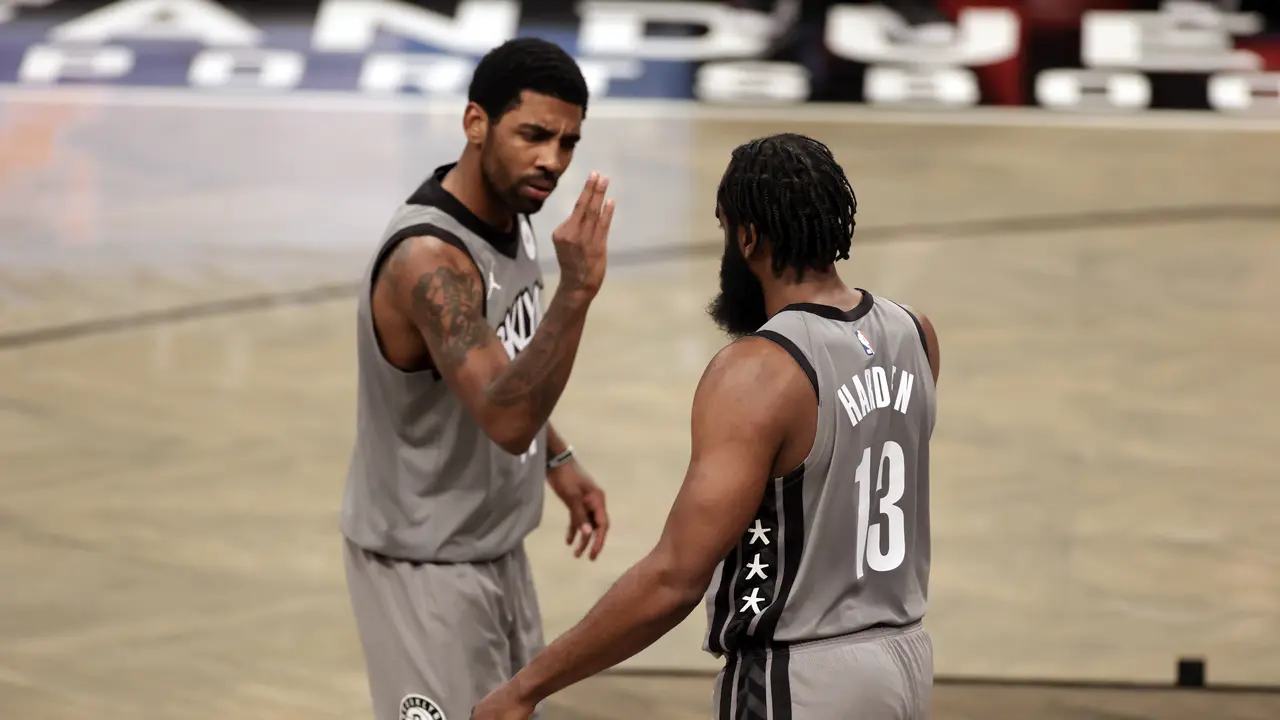Kyrie Irving (kiri) akan berduet dengan James Harden (kanan) di NBA All-Star 2021.