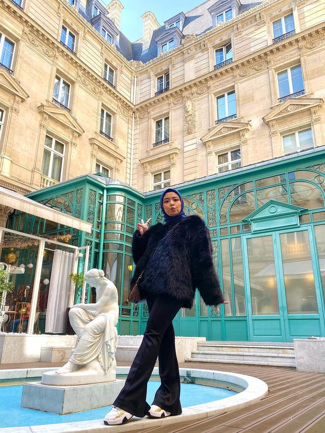 Tampil Mesra, Ini 7 Momen Liburan Tika Ramlan Eks T2 di Eropa Bersama Suami