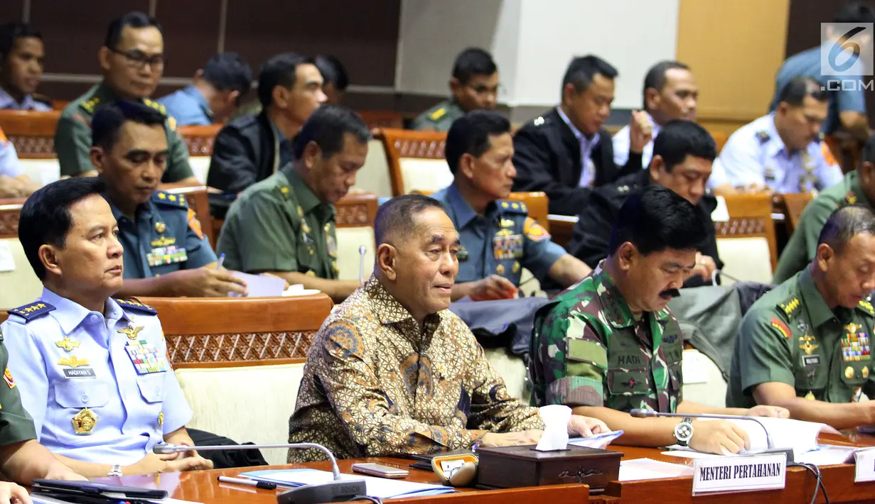 Menteri Pertahanan Ryamizard Ryacudu (kedua kiri) bersama Panglima TNI Jenderal Hadi Tjahjanto (kedua kanan) saat mengikuti rapat dengan Komisi I DPR di Senayan, Jakarta, Kamis (7/6). (Liputan6.com/JohanTallo)