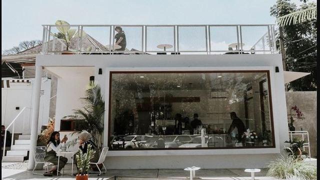 Kafe Tropis Bergaya Industrialis, Tongkrongan Baru di Dekat Kampus Unpad