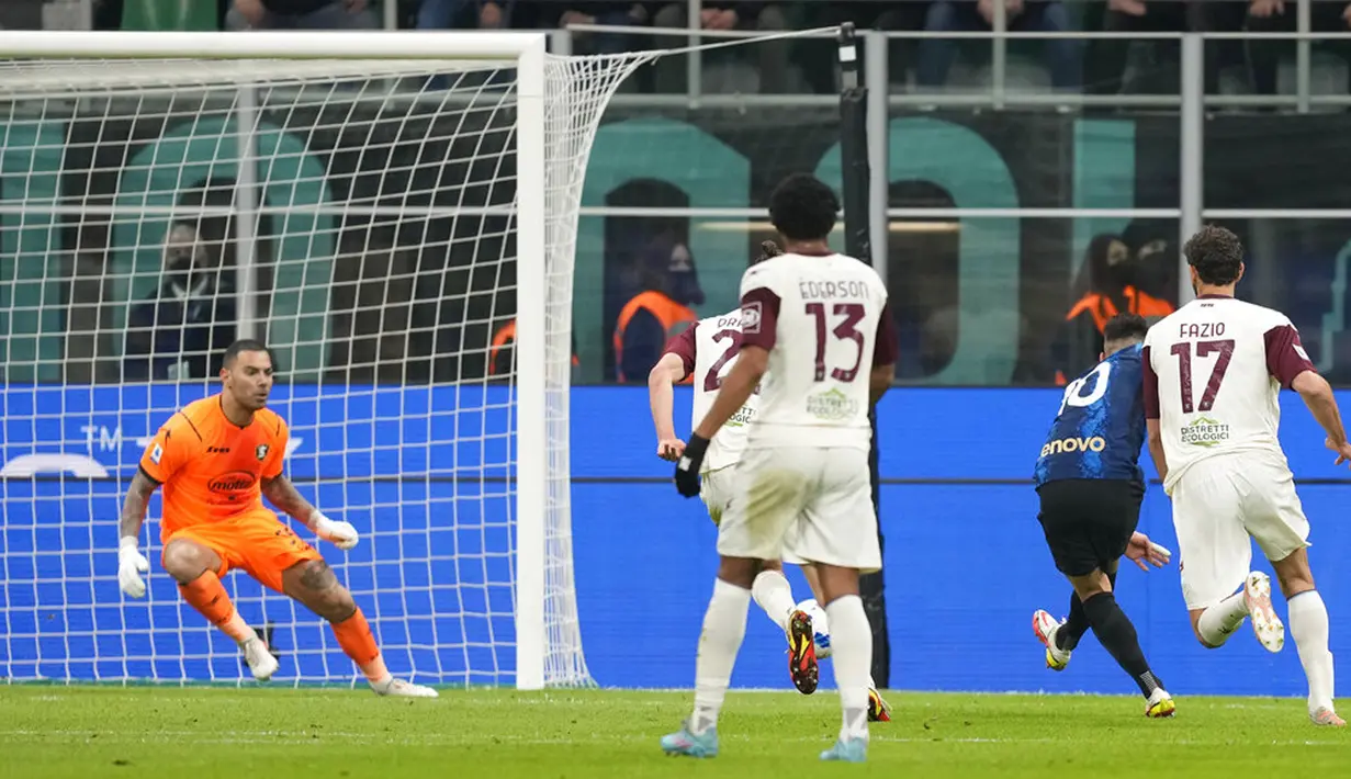 Pemain Inter Milan Lautaro Martinez (kanan) mencetak gol ke gawang Salernitana pada pertandingan Liga Italia di Stadion San Siro, Milan, Italia, 4 Maret 2022. Inter Milan menang 5-0. (AP Photo/Antonio Calanni)