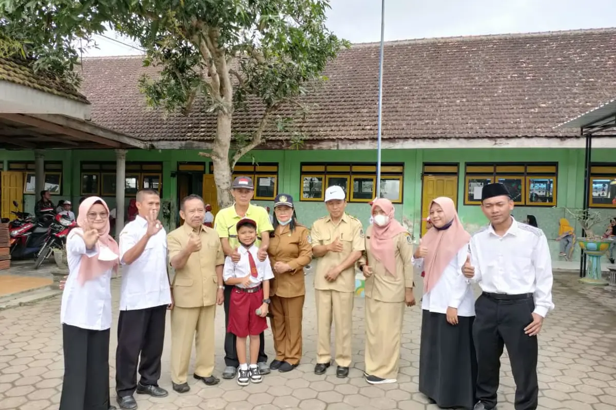 Farel Prayoga (berseragam) untuk pertama kalinya setelah manggung di HUT RI di  Istana Negara Jakarta.