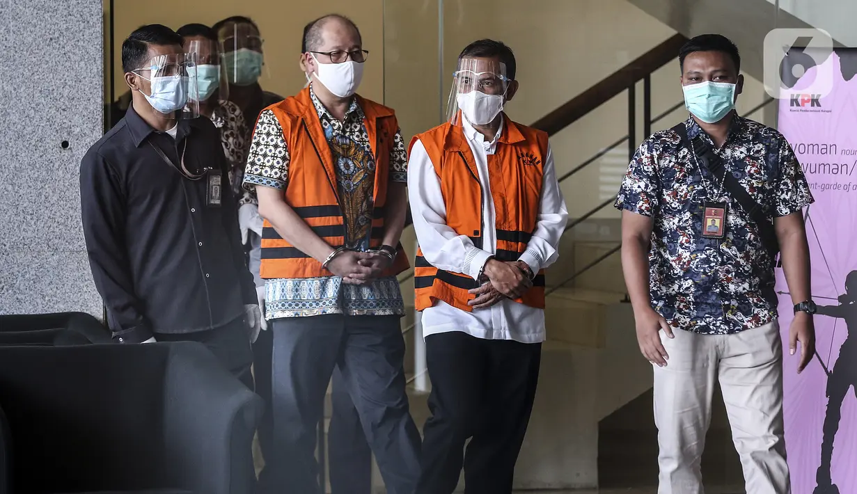 Wali Kota Cimahi Ajay Muhammad Priatna (tengah) usai diperiksa terkait kasus suap perizinan pengembangan Rumah Sakit Kasih Bunda Cimahi di Gedung KPK, Jakarta, Sabtu (28/11/2020). KPK menetapkan Ajay sebagai tersangka penerima suap dalam kasus tersebut. (Liputan6.com/Johan Tallo)