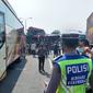 Empat bus pariwisata PO Komara yang membawa rombongan peziarah alami kecelakaan beruntun di KM 69 Tol Tangerang-Merak sekitar pukul 08.30 WIB tadi pagi, Sabtu (16/10/2021).