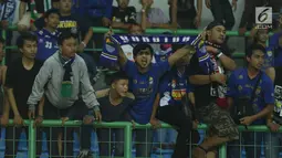 Suporter tim Maung Bandung berteriak memberi semangat usai menyaksikan laga Bhayangkara FC melawan Persib di Stadion Patriot Candrabhaga, Bekasi, Minggu (4/6). Persib kalah 0-2 dari Bhayangkara FC. (Liputan6.com/Helmi Fithriansyah)