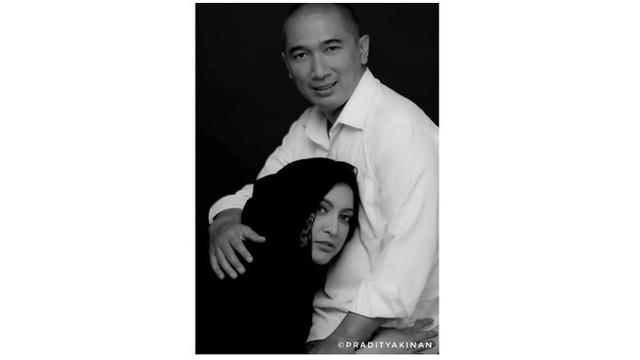 Kali ini keduanya berfoto dengan konsep klasik hitam putih, nuansa hangat dan romantis begitu terpancar.