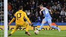 De Bruyne yang tinggal berhadapan satu lawan satu dengan Jan Oblak berhasil melesatkan bola ke gawang Atletico Madrid lewat tembakan mendatar kaki kanannya pada menit ke-69. (AFP/Oli Scarff)