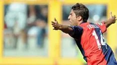 Genoa's forward Giuseppe Sculli celebrates after scoring against AC Milan during their Serie A football match at Genoa's Luigi Ferraris stadium on September 14, 2008. AFP PHOTO/ Filippo MONTEFORTE