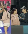 Luna Maya dan Nia Ramadhani berhasil memenangkan pertandingan tenis melawan skuad Nagita Slavina dan Gege Elisa di Lagi-Lagi Tenis. [Foto: Fimela/Bambang E. Ros].