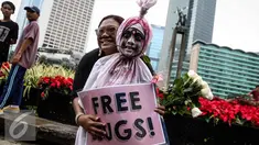 Pengunjung CFD memeluk bocah berdandan hantu saat CFD di Bundaran HI, Jakarta (13/11). Kegiatan "Share For Love" ini dalam rangka meredakan ketegangan di masyarakat pasca aksi 4/11 lalu. (Liputan6.com/Faizal Fanani)