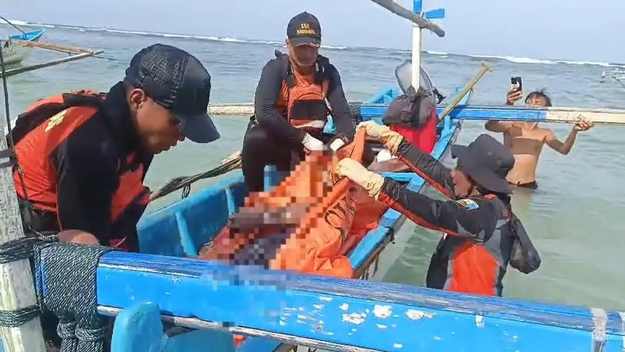 Setelah tiga hari pencarian, Tim SAR gabungan akhirnya menemukan wisatawan yang hilang terseret ombak saat berenang di Pantai Mandiri Sejati, Kecamatan Krui Selatan, Kabupaten Pesisir Barat, Lampung. (Liputan6.com/Ardi Munthe)