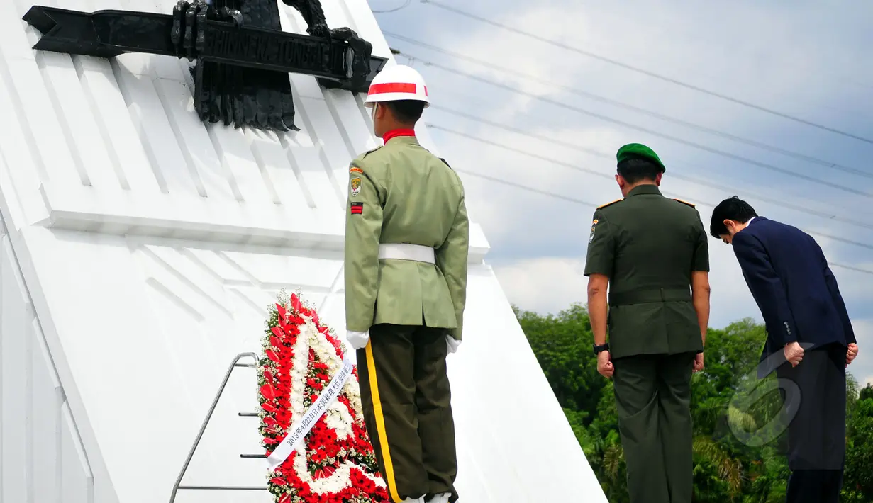 PM Jepang, Shinzo Abe saat memberikan penghormatan di Taman Makam Pahlawan, Jakarta, Rabu (22/4/2015). PM Abe berdoa untuk Eto Sichio, warga Jepang yang membantu perjuangan rakyat Indonesia saat perang kemerdekaan. (Liputan6.com/Yoppy Renato)