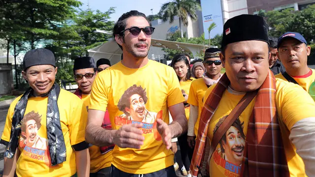 [Bintang] Diangkat Jadi Keluarga Benyamin Sueb, Reza Rahadia Diarak 50 Ondel-ondel