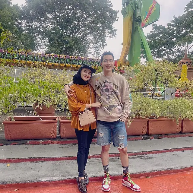 Umumkan Istri Hamil, Ini 6 Potret Evan Marvino dan Uffridatun Nitami saat Liburan