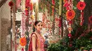 Radhika Merchant tampil menawan di acara Mameru mengenakan Lehenga dengan gold zari, perhiasan nakshi, dan kristal. Yang lebih mengesankan, di sini, Radhika juga mengenakan perhiasan ibunya. [Foto: Instagram/rheakapoor]