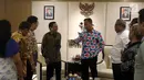 Menteri Sosial Agus Gumiwang Kartasasmita (kanan) berbincang dengan Dirut Indosiar Imam Sudjarwo saat menerima kunjungan Emtek Group di Kementerian Sosial, Jakarta, Selasa (18/12). Kunjungan membahas kerja sama di sektor media. (Liputan6.com/JohanTallo)