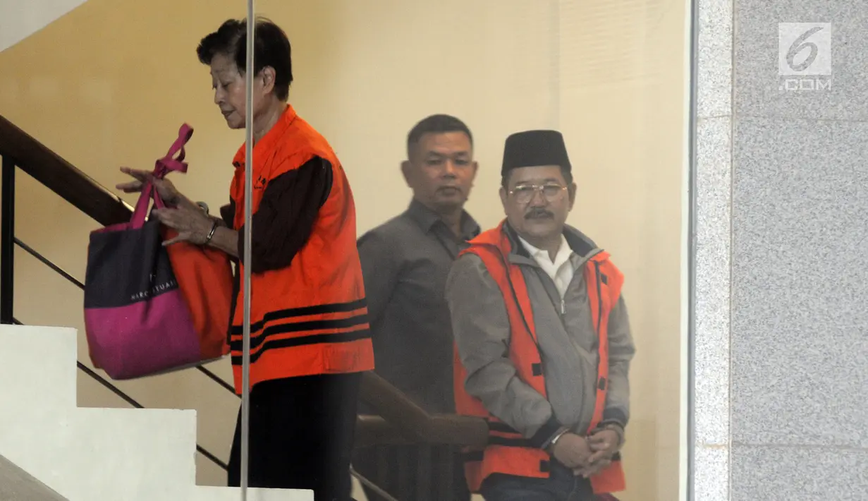 Pemilik PT Jasa Promix Nusantara dan PT Secilia Putri, Sibron Azis bersama Direktur PT WKE Lily Sundarsih tiba di Gedung KPK, Jakarta, Senin (11/2). Sibron diduga menyuap Bupati nonaktif Mesuji Khamami tekait proyek infrastruktur. (Merdeka.com/DwiNarwoko)